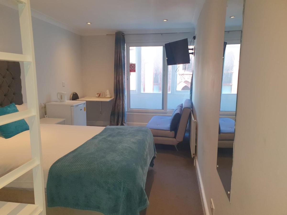 Double or Twin Room Private Bathroom