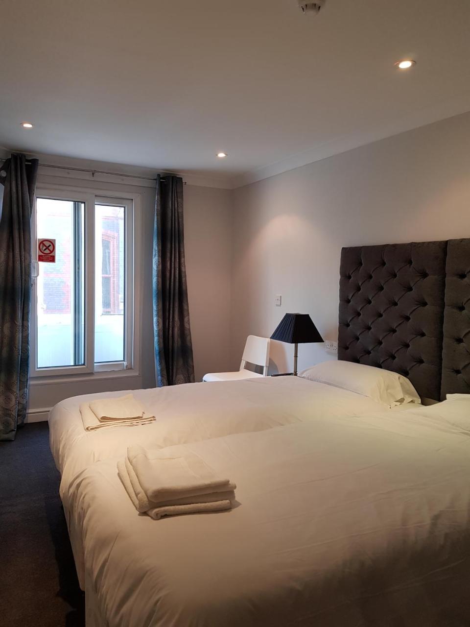 Double or Twin Room Private Bathroom